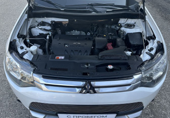 Подержанный автомобиль Mitsubishi Outlander 2014 года (14 фото)