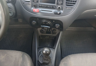 Подержанный автомобиль Kia Rio Sedan 2011 года (11 фото)