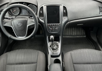 Подержанный автомобиль Opel Astra Hatchback 2013 года (10 фото)