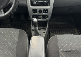 Подержанный автомобиль Renault Sandero 2011 года (11 фото)