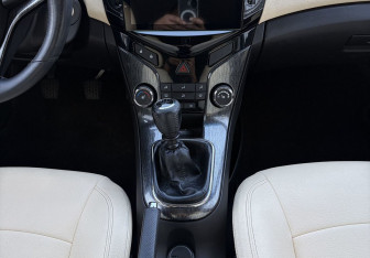 Подержанный автомобиль Chevrolet Cruze Hatchback 2014 года (11 фото)