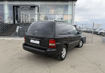Подержанный автомобиль Kia Carnival 2004 года (5 фото)
