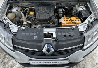 Подержанный автомобиль Renault Sandero 2015 года (14 фото)