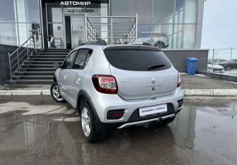 Подержанный автомобиль Renault Sandero 2015 года (7 фото)