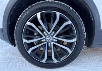 Подержанный автомобиль Volkswagen T-Roc 2019 года (14 фото)