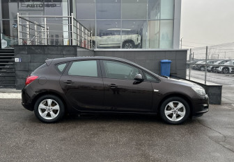 Подержанный автомобиль Opel Astra Hatchback 2013 года (4 фото)