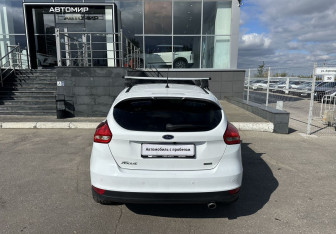 Подержанный автомобиль Ford Focus Hatchback 2016 года (6 фото)