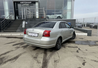 Подержанный автомобиль Toyota Avensis Sedan 2004 года (5 фото)