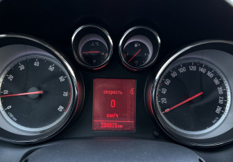 Подержанный автомобиль Opel Astra Hatchback 2011 года (9 фото)