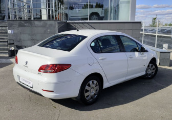 Подержанный автомобиль Peugeot 408 2014 года (5 фото)
