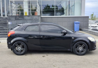 Подержанный автомобиль Kia Ceed Hatchback 2008 года (4 фото)