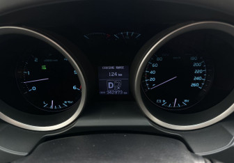 Подержанный автомобиль Toyota Land Cruiser Suv 2011 года (9 фото)