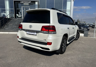 Подержанный автомобиль Toyota Land Cruiser Suv 2015 года (5 фото)