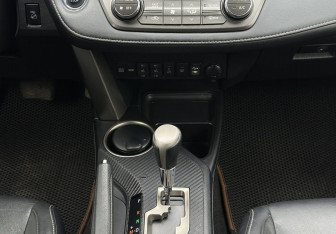 Подержанный автомобиль Toyota RAV4 2013 года (11 фото)