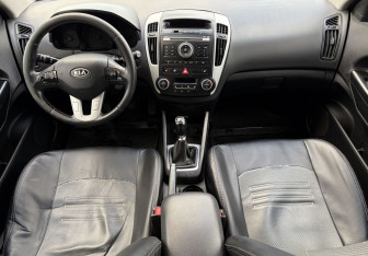 Подержанный автомобиль Kia Ceed Hatchback 2011 года (10 фото)