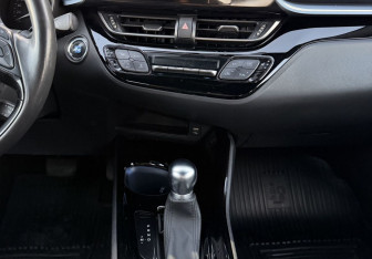 Подержанный автомобиль Toyota C-HR 2019 года (11 фото)