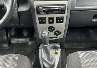 Подержанный автомобиль Renault Logan Sedan 2009 года (11 фото)