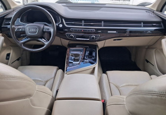 Подержанный автомобиль Audi Q7 2015 года (10 фото)
