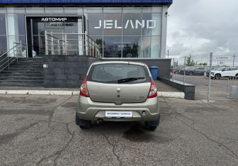 Подержанный автомобиль Renault Sandero 2011 года (6 фото)