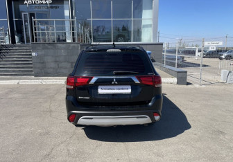 Подержанный автомобиль Mitsubishi Outlander 2021 года (6 фото)