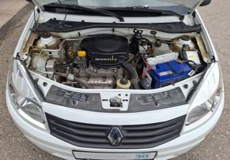 Подержанный автомобиль Renault Sandero 2011 года (13 фото)
