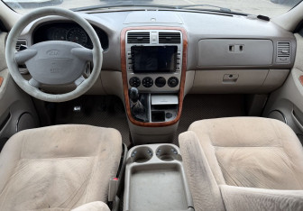Подержанный автомобиль Kia Carnival 2004 года (10 фото)