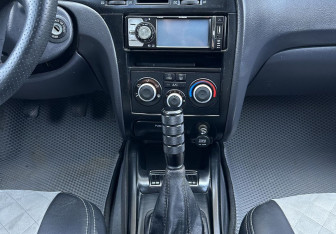 Подержанный автомобиль Hyundai Elantra Sedan 2005 года (11 фото)
