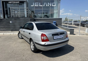 Подержанный автомобиль Hyundai Elantra Sedan 2005 года (7 фото)
