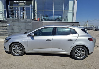 Подержанный автомобиль Renault Megane Hatchback 2018 года (8 фото)