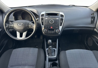 Подержанный автомобиль Kia Ceed Hatchback 2010 года (10 фото)