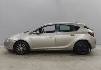 Подержанный автомобиль Opel Astra Hatchback 2011 года (8 фото)