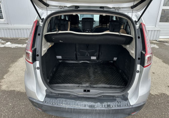 Подержанный автомобиль Renault Scenic 2010 года (15 фото)