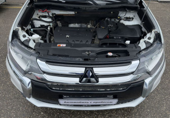 Подержанный автомобиль Mitsubishi Outlander 2015 года (14 фото)