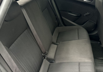 Подержанный автомобиль Opel Astra Hatchback 2013 года (12 фото)