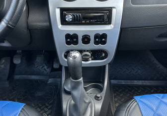 Подержанный автомобиль Renault Sandero 2011 года (11 фото)