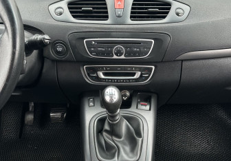 Подержанный автомобиль Renault Scenic 2010 года (11 фото)