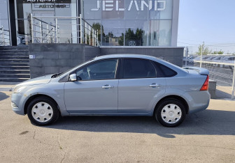 Подержанный автомобиль Ford Focus Sedan 2010 года (8 фото)