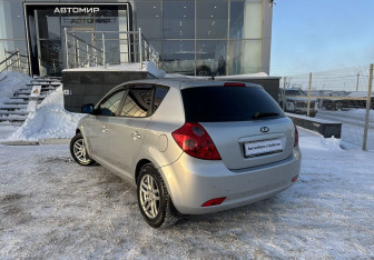 Подержанный автомобиль Kia Ceed Hatchback 2009 года (7 фото)