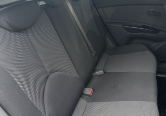 Подержанный автомобиль Kia Rio Hatchback 2010 года (12 фото)