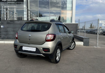 Подержанный автомобиль Renault Sandero 2017 года (5 фото)