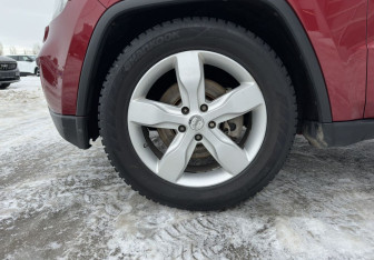 Подержанный автомобиль Jeep Grand Cherokee 2012 года (14 фото)