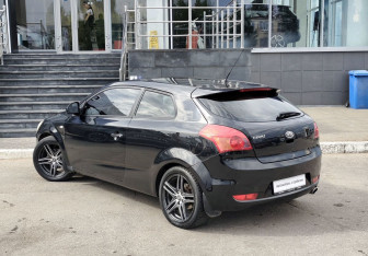 Подержанный автомобиль Kia Ceed Hatchback 2008 года (7 фото)
