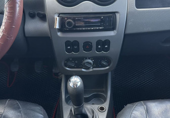 Подержанный автомобиль Renault Logan Sedan 2011 года (11 фото)