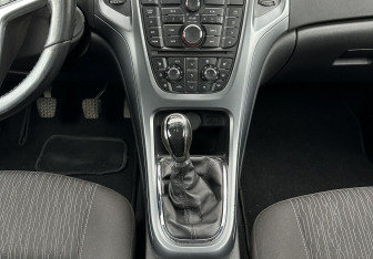 Подержанный автомобиль Opel Astra Hatchback 2012 года (11 фото)