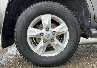 Подержанный автомобиль Toyota Land Cruiser Suv 2011 года (15 фото)