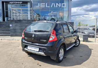 Подержанный автомобиль Renault Sandero 2011 года (5 фото)
