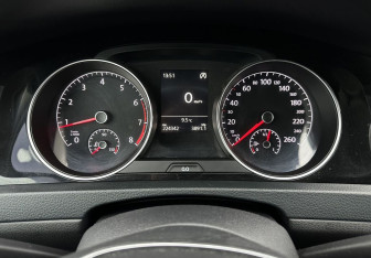 Подержанный автомобиль Volkswagen Golf Hatchback 2013 года (9 фото)