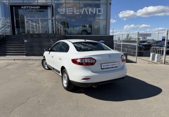 Подержанный автомобиль Renault Fluence 2013 года (7 фото)