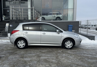 Подержанный автомобиль Nissan Tiida Hatchback 2013 года (4 фото)