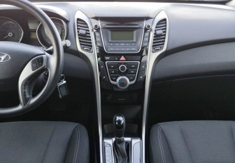 Подержанный автомобиль Hyundai i30 Hatchback 2015 года (11 фото)